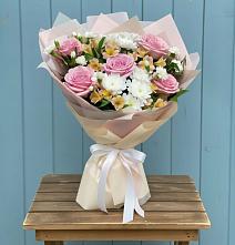 Букет цветов из:  Гвоздики, Орхидеи и Розы в Ванино