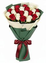 Букет Микс из красных и белых роз в Ванино