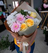 Букет цветов из:  Герберы, Розы и Хризантемы в Ванино