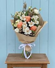 Букет цветов из:  Альстромерии, Лизиантусы, Розы и Хризантемы в Ванино