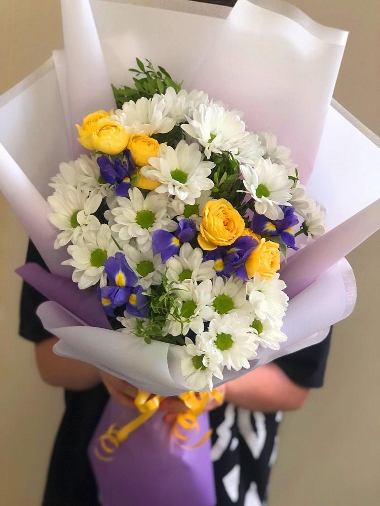 Букет цветов из: Ирисы, Хризантемы и Розы в Ванино