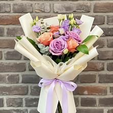 Букет цветов из:  Лизиантусы и Розы в Ванино