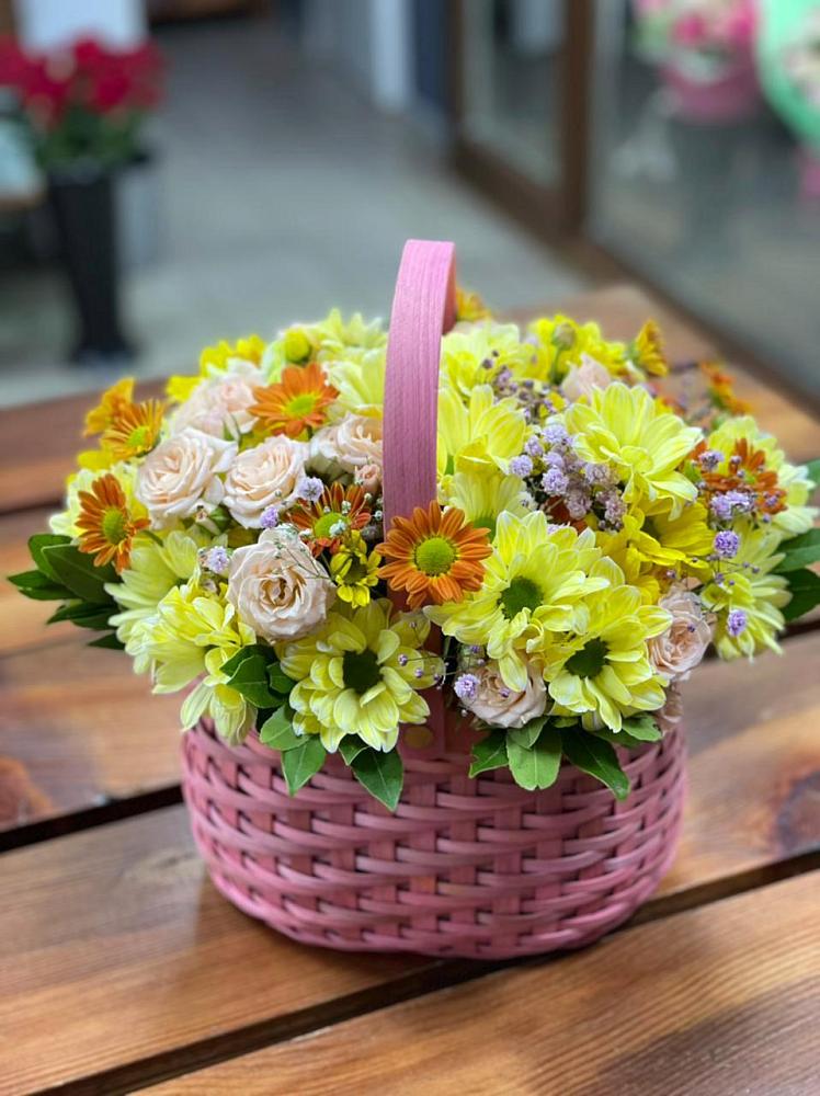 Цветочная композиция из Хризантемы и Розы в корзине в Ванино