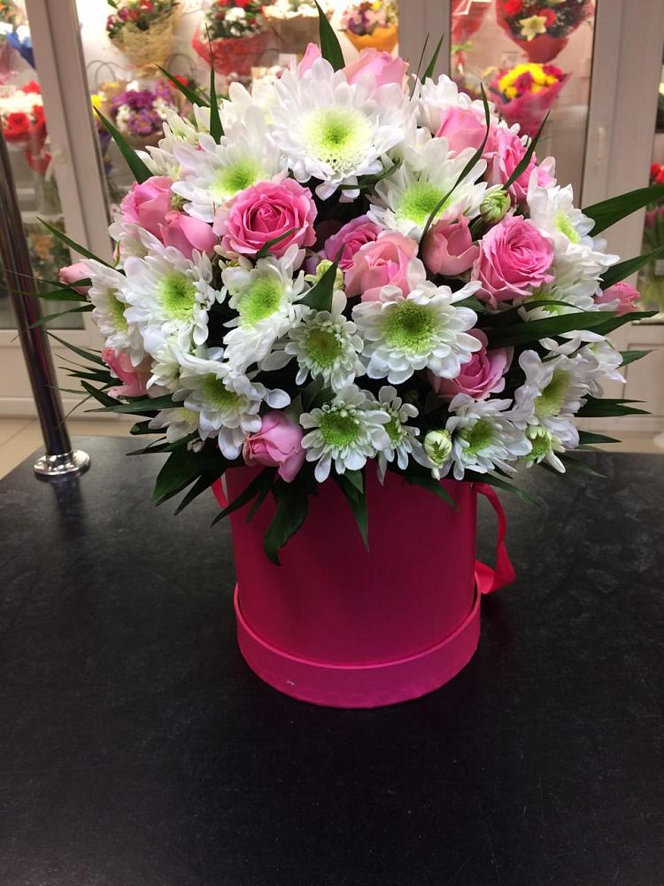 Цветочная композиция из Розы и Хризантемы в шляпной коробке в Ванино