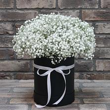 Цветочная композиция из Гипсофила в шляпной коробке в Ванино