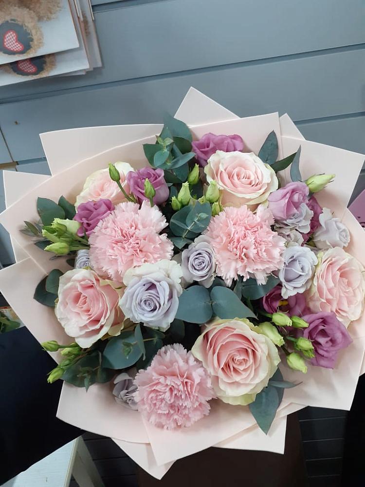 Букет цветов из: Розы, Гвоздики и Лизиантусы в Ванино