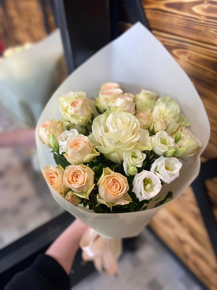 Букет цветов из: Розы и Лизиантусы в Ванино